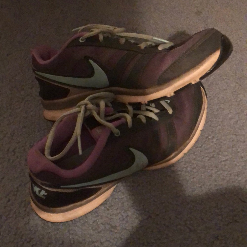Tennis shoes